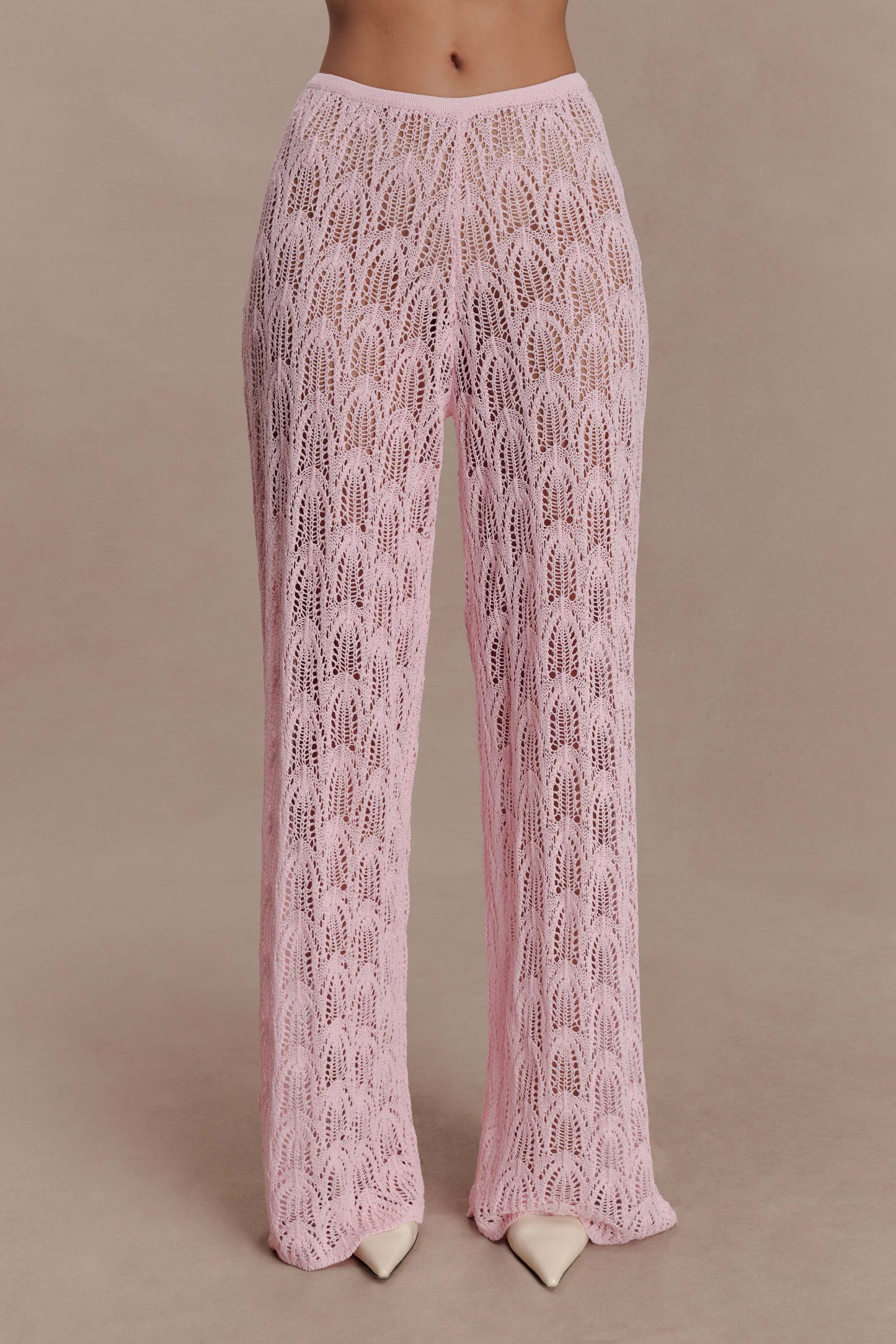 Woman wearing a pink crochet pants.