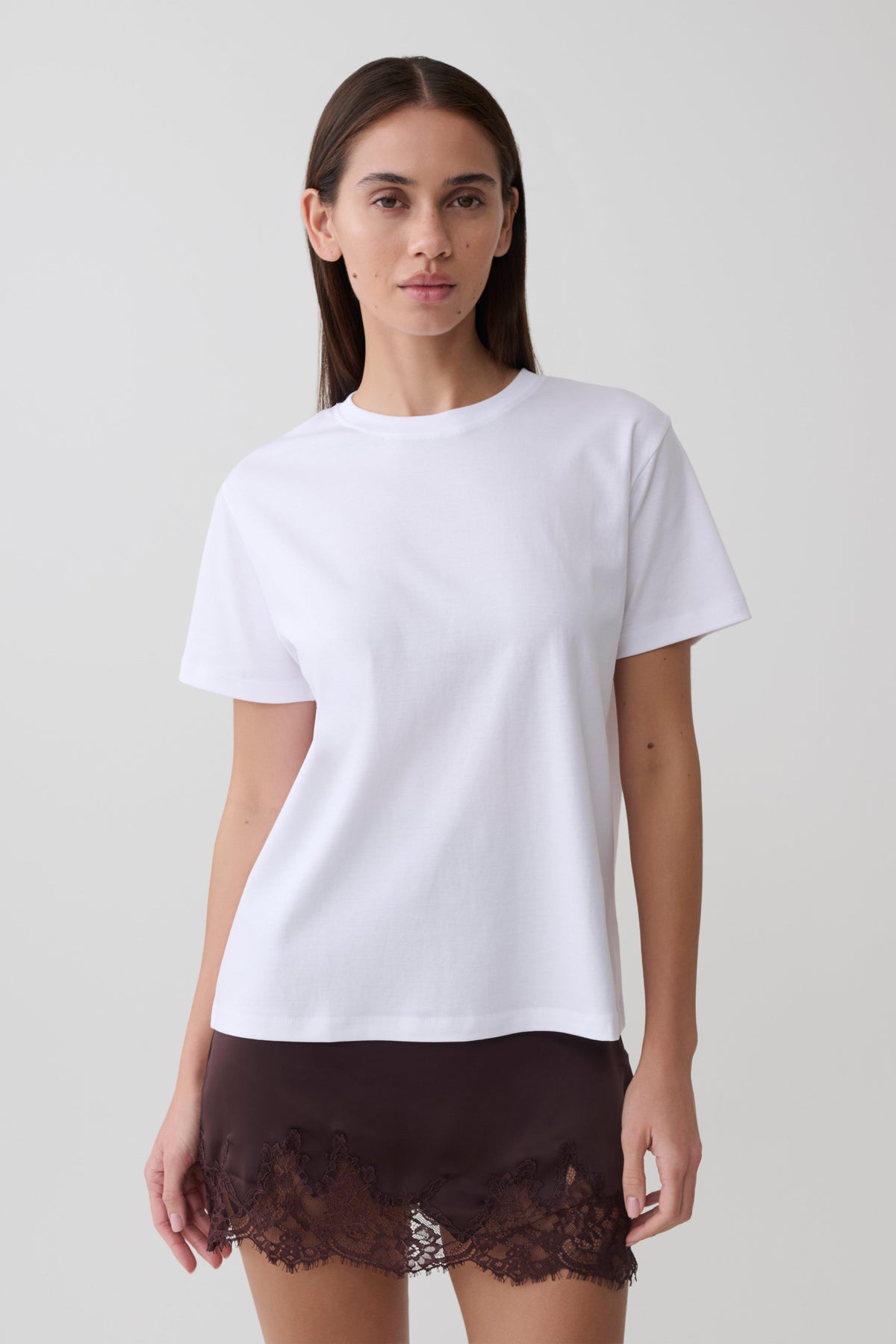 Woman wearing a white cotton oversized t-shirt.