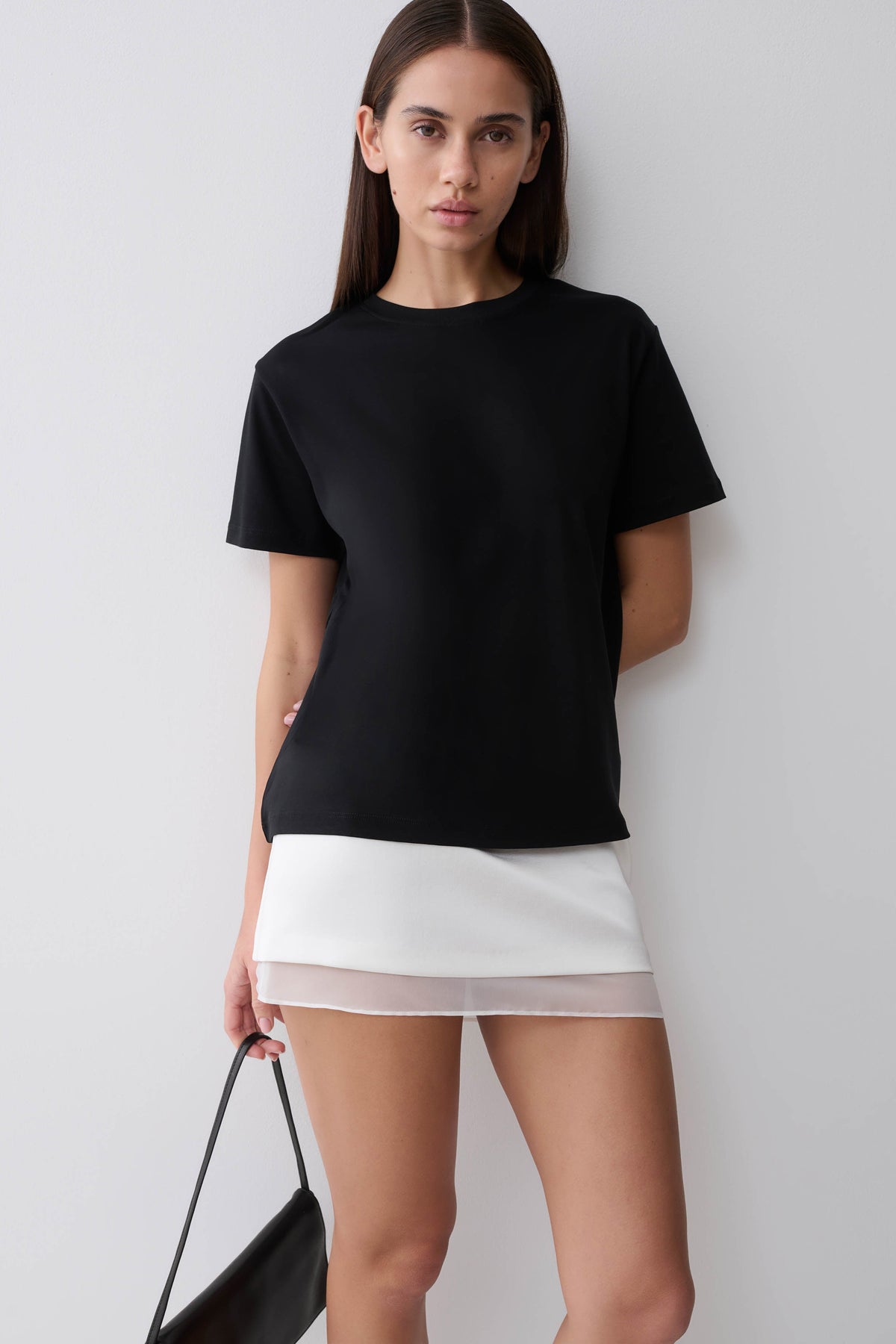 Woman wearing a black cotton oversized t-shirt.