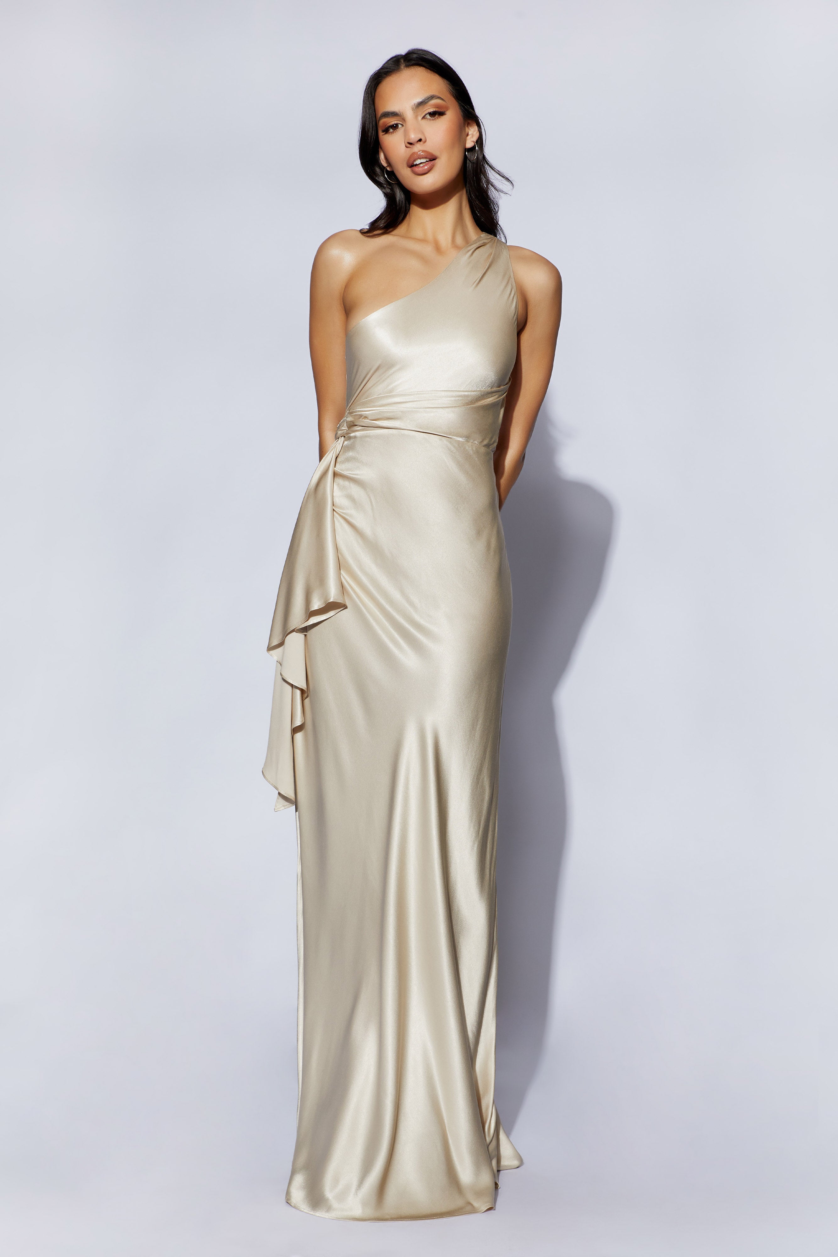 Calliope One Shoulder Maxi Dress – Champagne Robes longues invitées The Wedding Explorer Calliope One Shoulder Maxi Dress – Champagne Robes longues invitées The Wedding Explorer