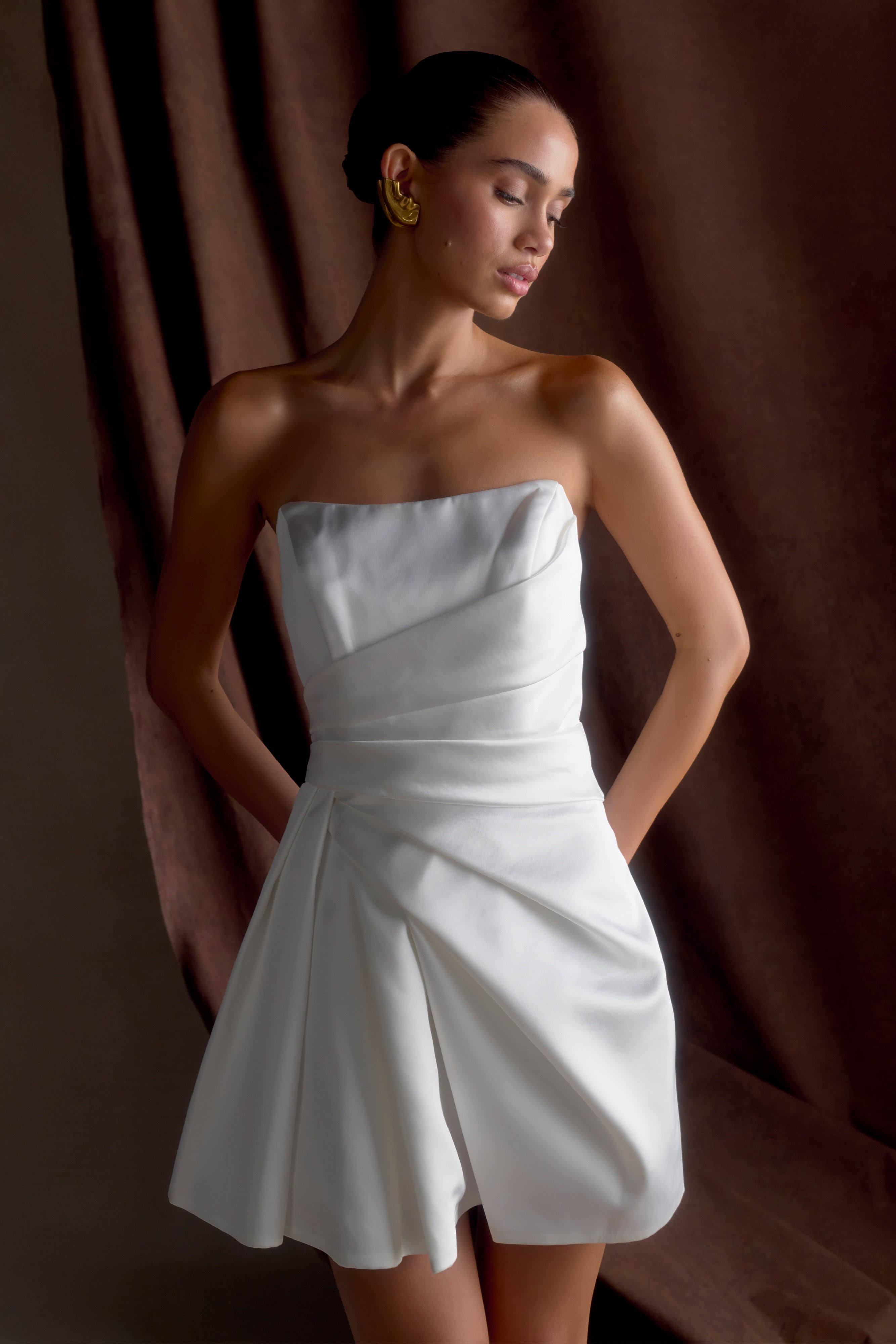 Lora Strapless Satin Mini Dress – White Robes de mariée The Wedding Explorer Lora Strapless Satin Mini Dress – White Robes de mariée The Wedding Explorer