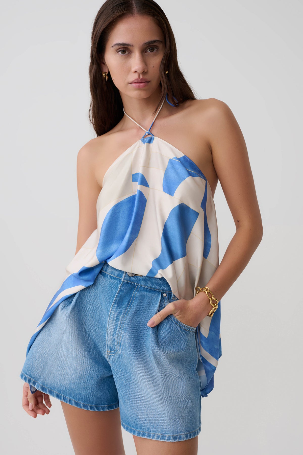 Woman wearing a line denim shorts.